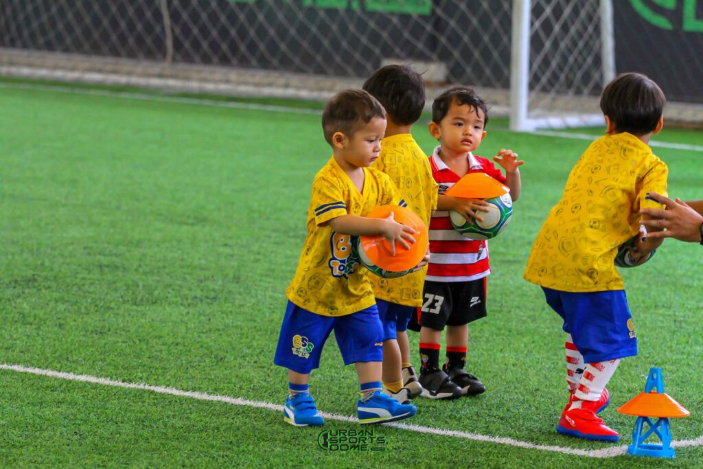 Kelas Bola Balita: Cara Seru Melatih Motorik Kasar Anak Usia 2-5 Tahun